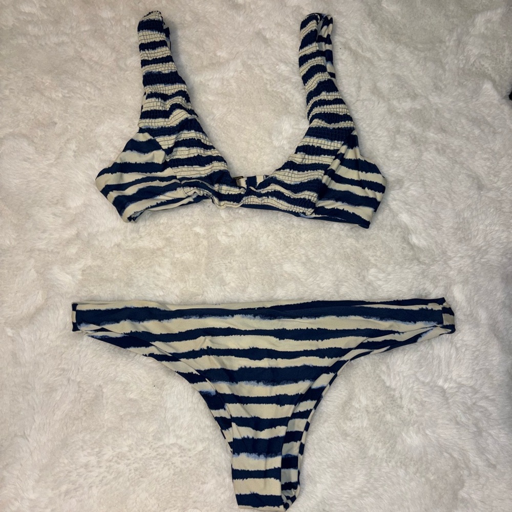 Tori praver bikini